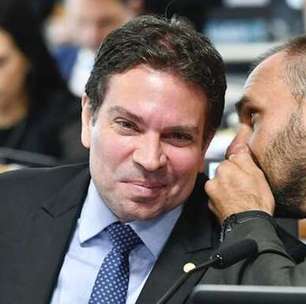 Passaportes diplomáticos de Eduardo Bolsonaro e Alexandre Ramagem são cancelados pela Câmara