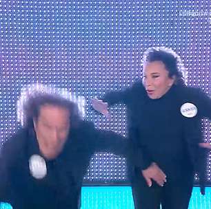 Cantores idosos levam tombo ao entrar no palco de programa de TV