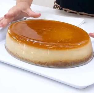 Pudim de pão cremoso feito no refratário de vidro simples e delicioso