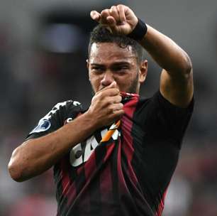 Torcida do Athletico-PR tem notícias de Renan Lodi e decepciona: "Vai jogar no"