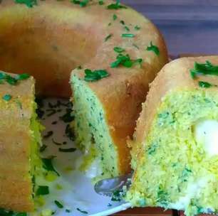 Bolo de milho salgado e recheado de liquidificador para um lanche delicioso com a família