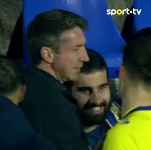 Vídeo: time vai até a arquibancada e abraça único torcedor no estádio