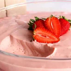 Mousse de morango com fruta: a sobremesa leve e deliciosa para refrescar o seu almoço de Natal.