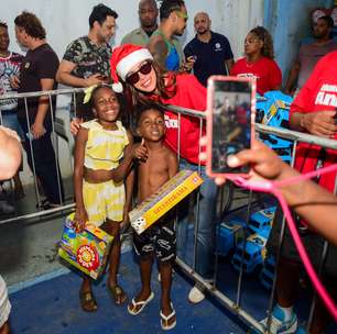 Anitta distribui cestas de Natal e brinquedos em Honório Gurgel, onde nasceu e cresceu; veja fotos