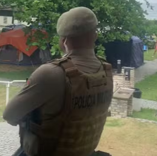 Homem é detido sem roupa em praia de Balneário Camboriú após proibição de nudismo