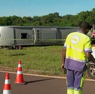 Ônibus de viagem capota e deixa duas pessoas mortas em Jaboticabal, interior de SP