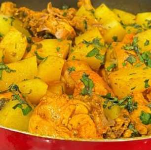 Frango ao molho com batatas suculento e muito gostoso para o seu almoço de fim de ano