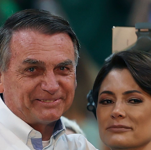 'Um milagre': o motivo que teria feito Michelle Bolsonaro pedir que cirurgia de Jair Bolsonaro fosse adiada para o dia de Natal