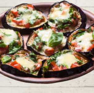 Berinjela assada com queijo e tomate: sabor leve e saudável