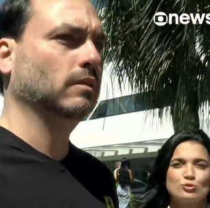 Carlos Bolsonaro passa na frente de repórter da GloboNews ao vivo em Brasília