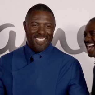 Idris Elba 'trolla' a mãe com estátua de cera idêntica a ele em chamada de vídeo