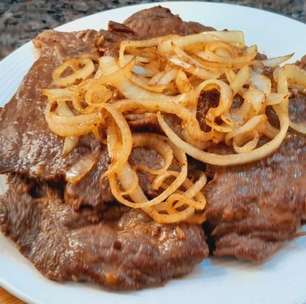 Bife acebolado macio e suculento para um almoço rápido e fácil no seu dia a dia