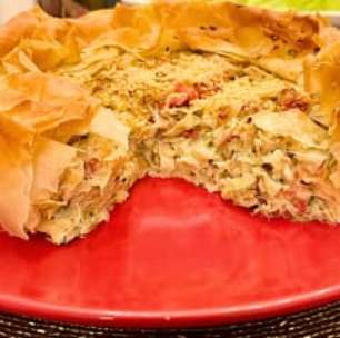 Torta de bacalhau com massa filo, fácil de fazer: surpreenda