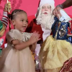 Mavie encanta com reação fofa ao abrir os presentes de Natal