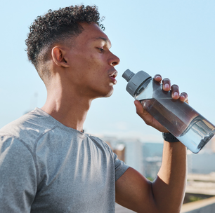 Água ou isotônico? Saiba o que beber para render mais