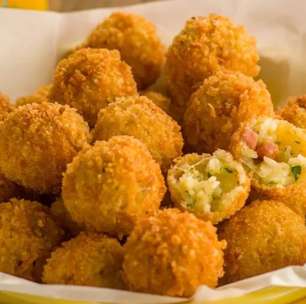 Bolinho de chester, com sobra de arroz, perfeito para servir no almoço de natal