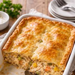 Como fazer empadão de frango cremoso na travessa com massa de 3 ingredientes