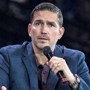 Ator que viverá Bolsonaro no cinema manda recado à família do ex-presidente