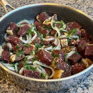 Carne de sol refogada com temperos especiais para um acompanhamento irresistível nas festas