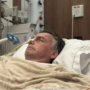 Carlos Bolsonaro divulga foto do pai internado e critica esquema de segurança