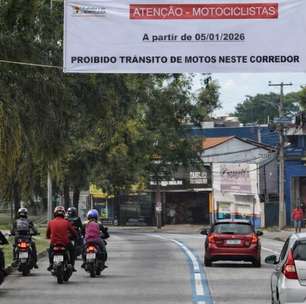 Prefeitura coloca faixas alertando que motos não podem mais andar em corredores BRT
