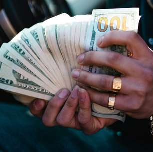 Quem é o famoso que chegou aos 63 anos com fortuna de R$ 290 milhões?