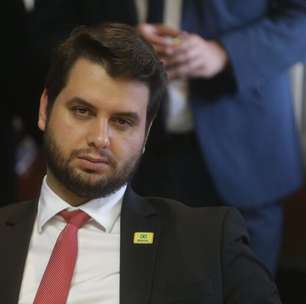 Quem é Filipe Martins, que teve prisão domiciliar decretada após tentativa de fuga de Silvinei