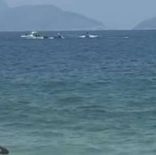 Avião de pequeno porte que realizava serviço de publicidade cai no mar de Copacabana