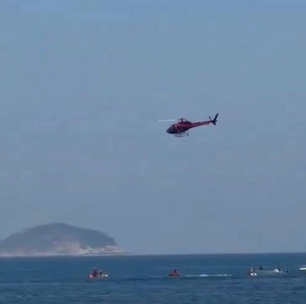 Avião ultraleve cai no mar da Praia de Copacabana, no Rio