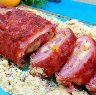 Rocambole de linguiça recheado com apenas 3 ingredientes para surpreender na ceia de réveillon