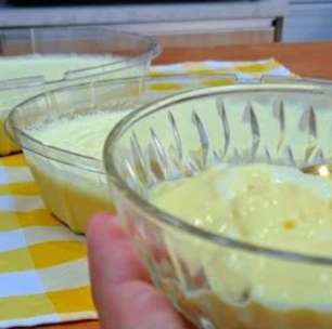 Cremoso gelado de abacaxi com iogurte para refrescar a sua comemoração de ano novo