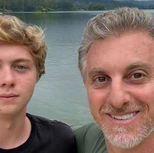 'O terror da família Huck': Benício, filho de Angélica e Luciano Huck, viraliza em vídeo bebendo com amigo, se 'oferece de pedreiro' e viraliza na web. Entenda!