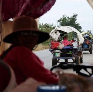 Ainda cautelosos, primeiros deslocados começam a voltar para casa após trégua entre Camboja e Tailândia