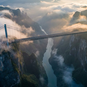 A obra chinesa de R$ 1,5 bilhão de 625 metros que desafia a gravidade, sendo a ponte mais alta do mundo