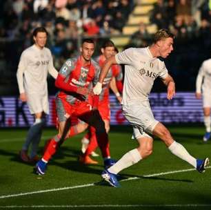 Napoli vence fora de casa e põe pressão nos líderes do Italiano