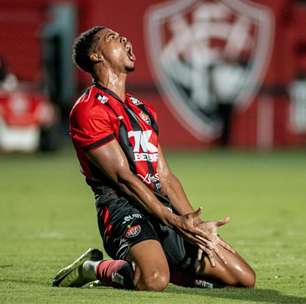 Após fracasso no Vitória, Carlinhos surpreende e fecha com rival para a Série A 2026