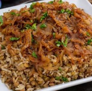 Mjadra tradicional: receita árabe de arroz com lentilhas