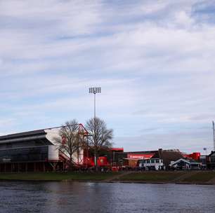 Clube da Premier League reclama de erros arbitragem em derrota