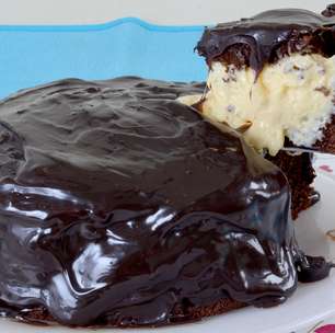 Bolo de chocolate com mousse de maracujá: uma combinação divina