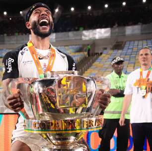 Torcedora cumpre 'profecia' ao tatuar rosto de Memphis meses antes do tetra da Copa do Brasil