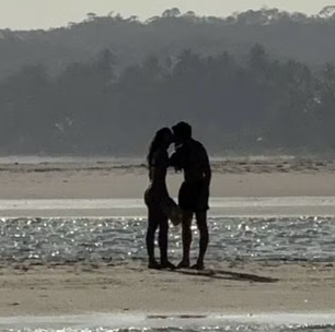 Bruna Marquezine e Shawn Mendes protagonizam beijo 'de cinema' em praia de AL