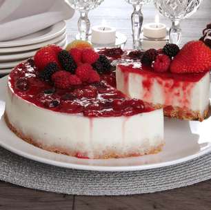Cheesecake com nozes e frutas vermelhas