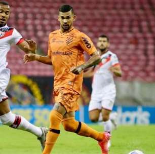 Coritiba acerta contratação de meia e espera chegada ainda em 2025