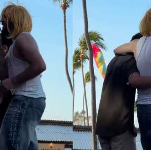 Nattan veste peruca loira e canta música sobre Virgínia em show após polêmica