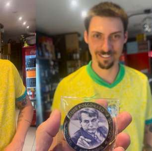 Filho de Bolsonaro entrega medalha de 'imbrochável' a comerciante em Santa Catarina