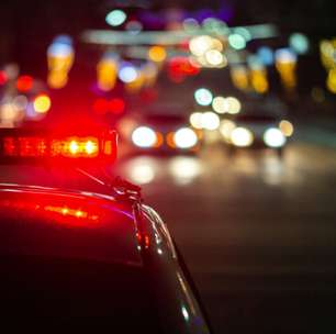 Passageiro morre após carro bater em poste e muro em Passo Fundo; motorista abandona o local