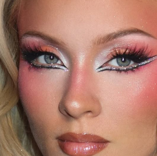 Adeus 'clean girl'! Maquiagem colorida para além do Carnaval: como usar a tendência de forma elegante e divertida no verão 2026