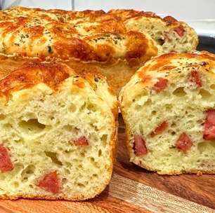 Bolo pão de queijo recheado com calabresa que fica uma delícia e é muito prático de fazer