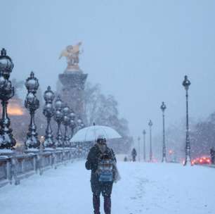 Maior tempestade de neve em 14 anos provoca cancelamentos de voos e transtornos em Paris