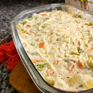 Salada de maionese com frango desfiado deliciosa para o acompanhamento perfeito do seu almoço